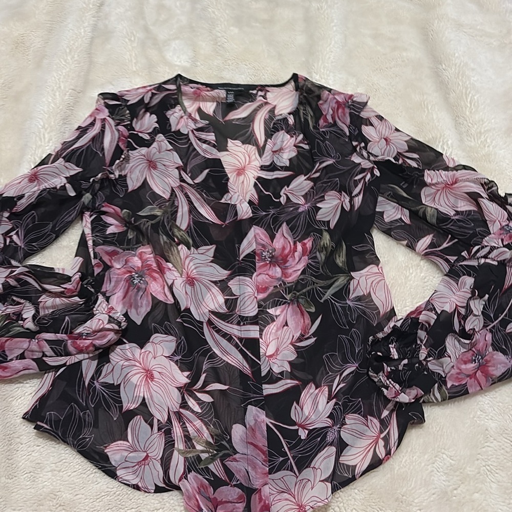 White House Black Market Floral Ruffle V-Neck Top – Size XXS | Romantic Layers - Picture 4 of 7